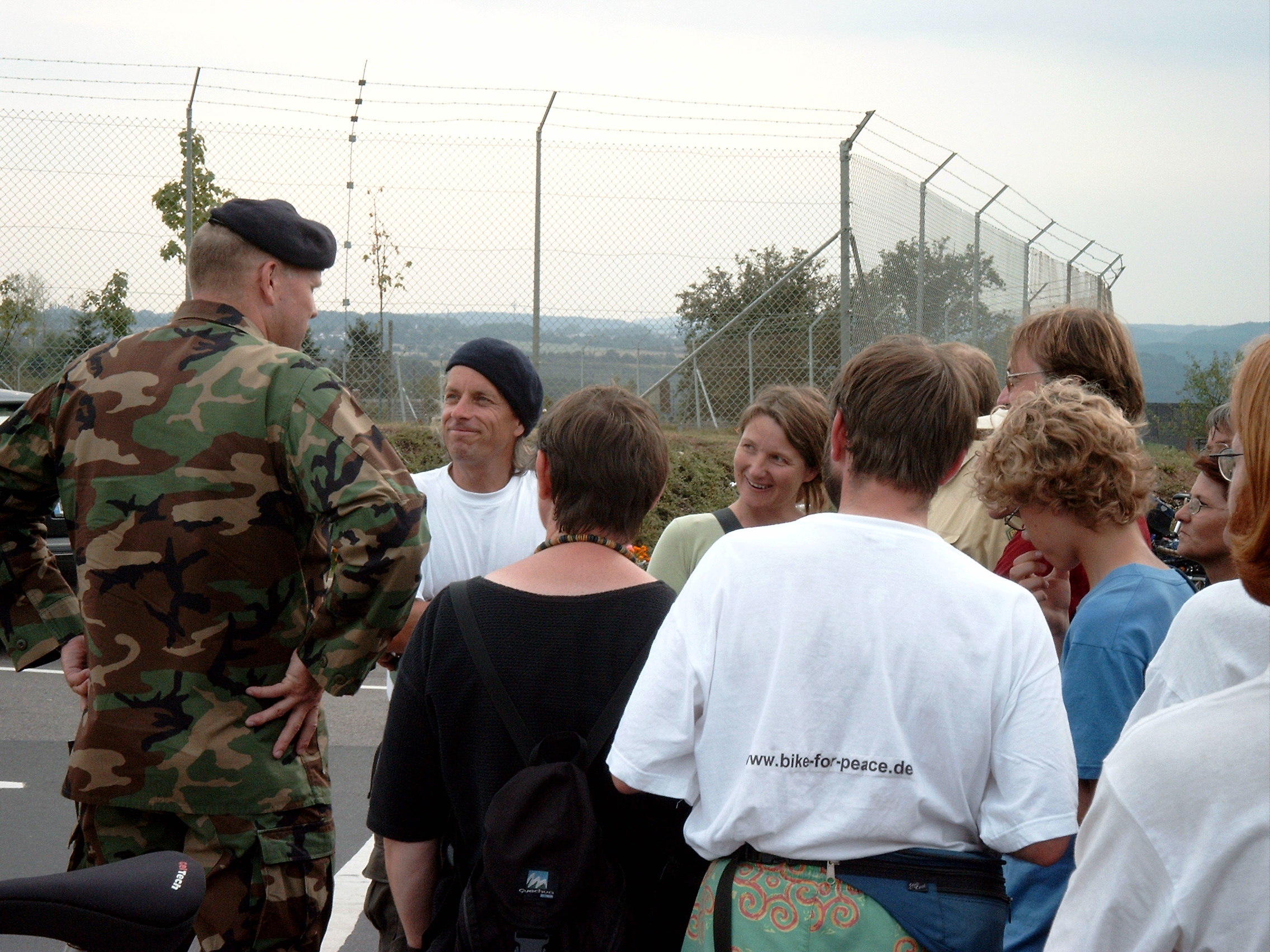 John LaForge (hier ein Bild vom Friedenssommer 2003!) neben ihm Marion Küpker drang mit weiteren menschen der amerikanischen Friedensbewegung auf das Gelände des Fliegerhorsts Büchel vor.