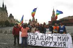 Bike for Peace - Gruppenfoto auf dem Roten Platz | Auf dem Plakat (in russisch): Kein Krieg, kein Faschismus, Frieden schaffen ohne Waffen 