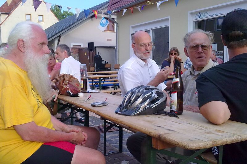 Am Biertisch vor dem Friedensfahrtmuseum: Täve mit Bike for Peace.