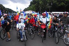 Ankunft der Friedensradler am Brandenburger Tor