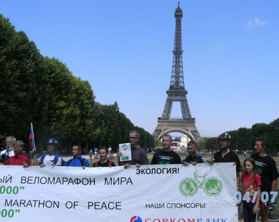 Bike for Peace and New Energies vor dem Eiffelturm