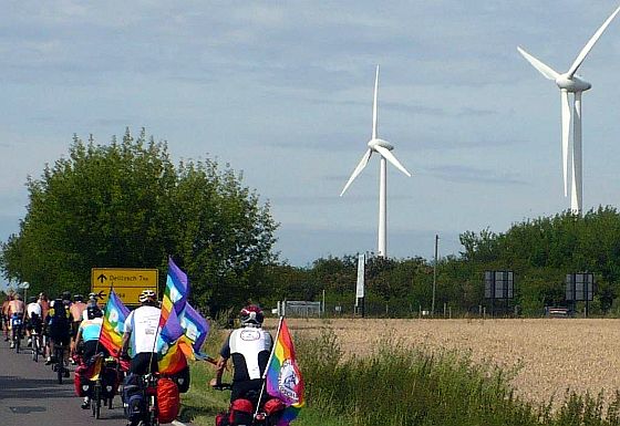 Windenergieanlagen - wie hier der ENERCON-Windpark Frauenpriesnitz bei Leipzig - gehören jedes Jahr zum Programm der Friedensradfahrt