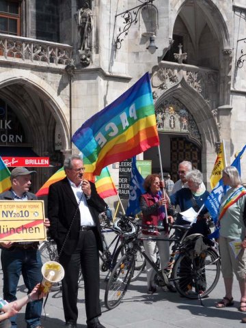 München, vor dem Rathaus. Friedensdemo mit bunter PEACE-Fahne.