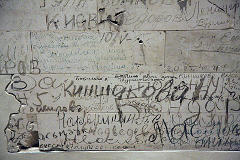 Graffiti sowjetischer Soldaten in kyrillischer Schrift aus den Maitagen 1945, die nach der Eroberung Berlins angebracht wurde (»Hitler kaputt«, »Kaukasus-Berlin«).