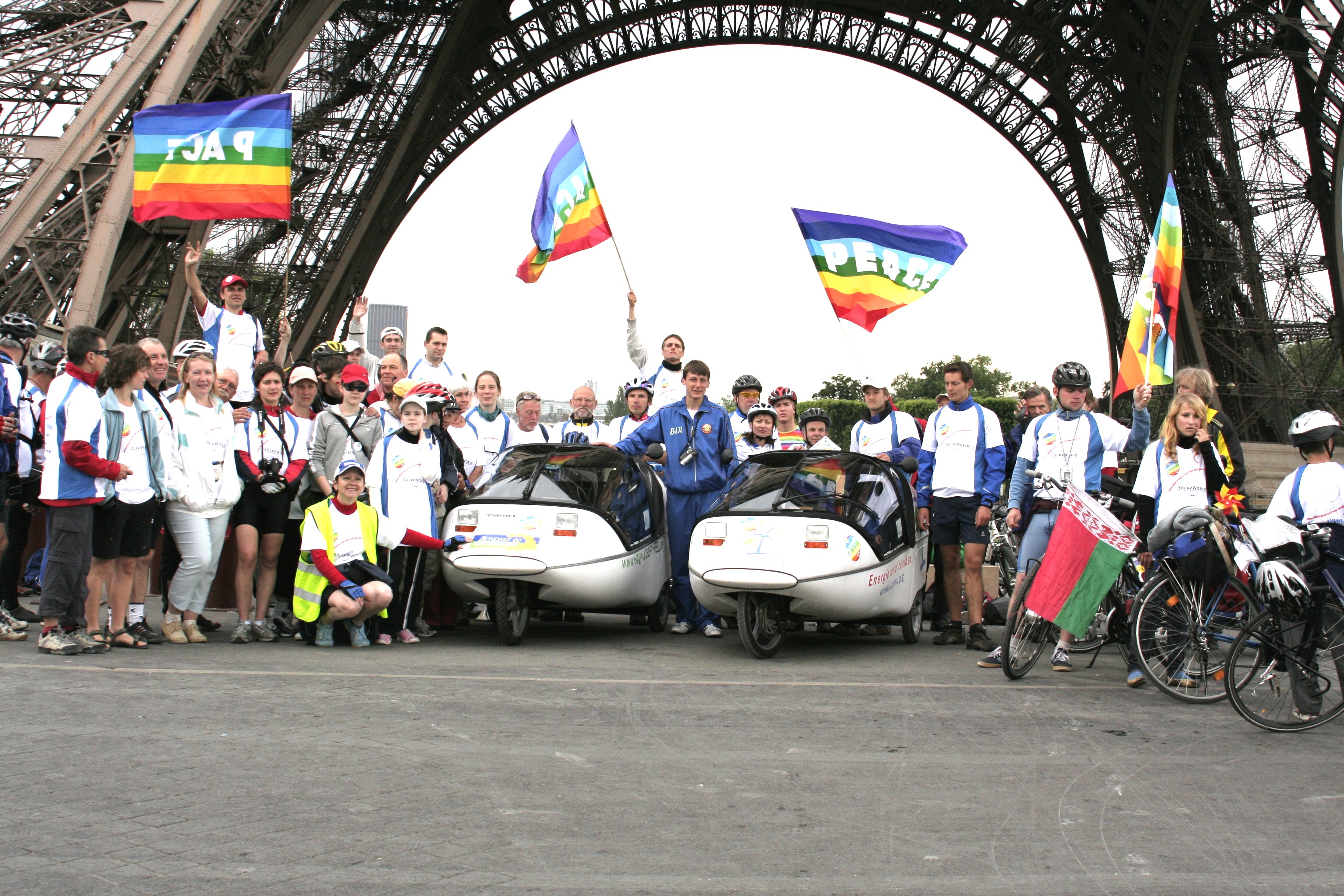 Erstmalig waren bei einer Friedensradfahrt auch zwei Twikes dabei (elektromotorisch angetriebene Zweisitzer mit Tretkurbelunterstützung) 2008-06-12 BFPNE-team unterm Eiffelturm