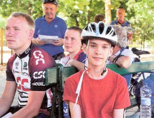 Junge und ganz junge Friedensradfahrer aus Russland und Belarus