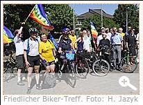 Gruppenfoto der Friedensradfahrerinnen und Friedensradfahrer. Bildunterschrift: Friedlicher Biker-Treff. Foto: H. Jazyk