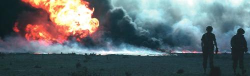 Brennende Tanklager in Kuwait, im Vordergrund Soldaten.