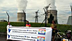 Die Friedensradfahrt vor dem Atomkraftwerk Cattenom