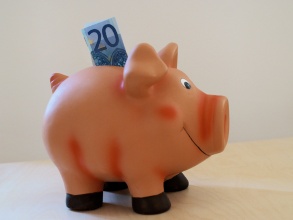 Sparschwein mit 20-Euro-Schein.