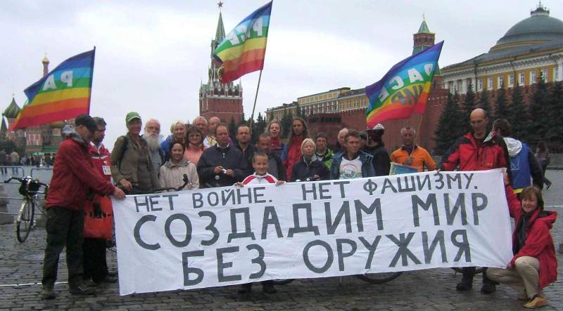 Zum Abschluss der Friedensradfahrt Gruppenfoto auf dem Roten Platz